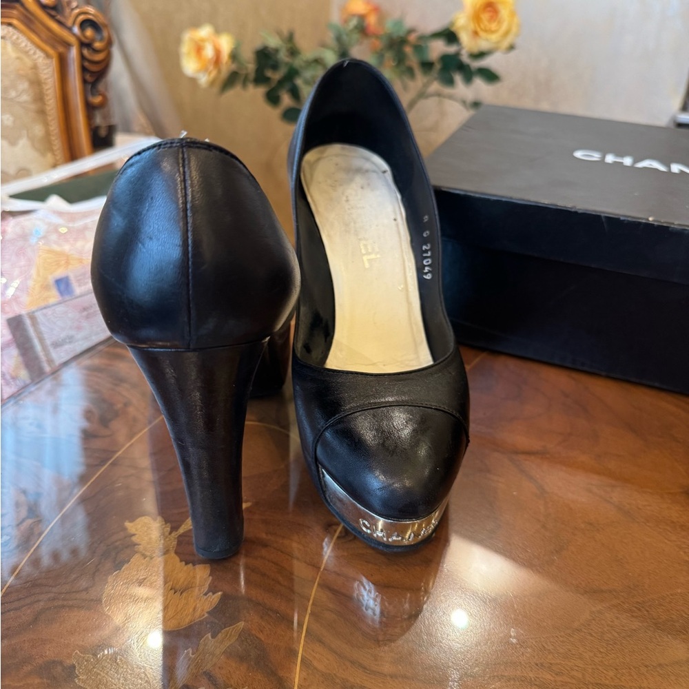 Authentic CHANEL leather logo metal plate platform pump
EU 39.5 USA Sz 9.5 - Picture 15 of 15